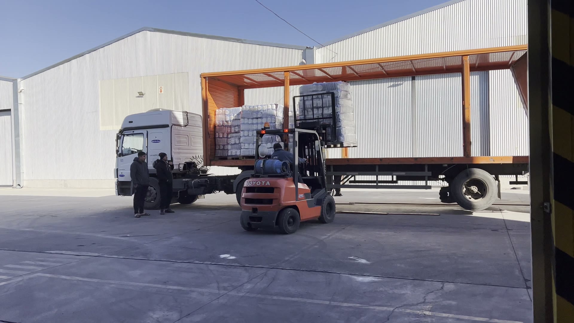 Forklift ile paletli ticari ürünlerin tenteli dorseye yüklenmesi
